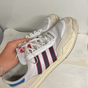 Addidas retro skor - Användt skick men OK, Köpta för 1100 SEK  Säljer 230 SEK BUD på 230 SEK 