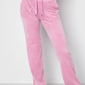 Juicy byxor - Jag undrar om någon vill byta dessa rosa juicy byxor mot ett par ljusrosa juicy byxor  Jag säljer dom inte jag vill bara byta dom till en annan färg!