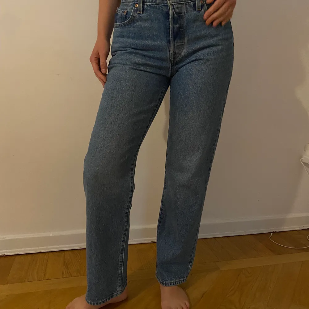 Helt nya Levis jeans i storlek 25 x 30. Jätte fina men tyvärr för små för mig.   Nypris 1300 så jag säljer den för halva priset.  . Jeans & Byxor.