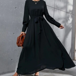 Elegant svart maxiklänning  - Aldrig använd pga fel storlek. Annars är den väldigt fin och elegant. Köpt från shein för 220kr säljs för 160kr. Pris går att diskutera!