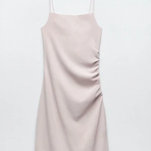 Klänning sandfärgad  - Klänning från zara i storlek L, helt oanvänd och lappen sitter kvar