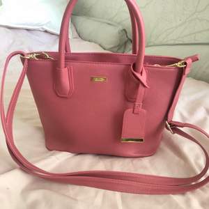 En rosa medelstor väska från Don Donna. Den är nästan helt oanvänd och i fint skick! ca 30x20cm 