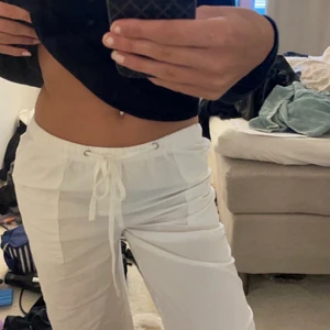 Vita linnebyxor  - Super coola lågmidjade vita linnebyxor i jätte bra skick i Storlek M 