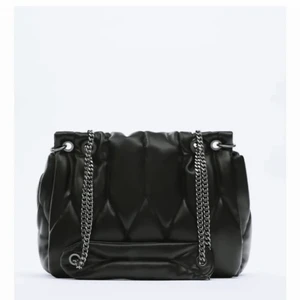 Zara vöska - Säljer nu min jätte fina zara väska med tanke på att den inte kommer till så mycket användning längre, fick den i födelsedags present💗