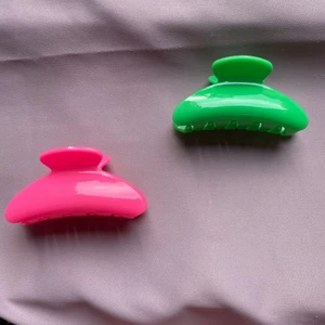 Hårklämmor  - 2 st Hårklämmor från tise köpt för 70kr❤️säljer 1 st för 35 men båda för 50❤️❤️ använde inte eftersom mitt hår är för tjock för de 