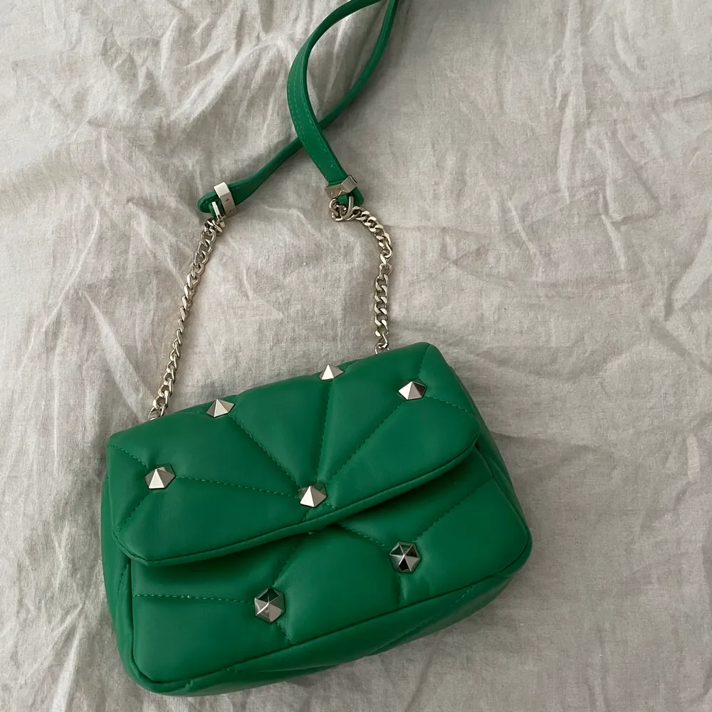 En skit snygg grön väska från zara med nitar . Väskor.