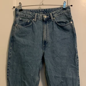 Weekday Rowe extra high straight jeans - Weekday jeans i modellen Rowe och jag tror det är färgen Sky Blue (bild tre är lånad från nätet för att visa hur de sitter men är i en annan, ljusare färg). Extra höga i midjan. 100% bomull. Använda enbart några gånger så med andra ord inte uttänjda. 