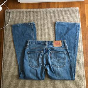 Snygga Levis jeans i bra skick storlek w29 l32, lite korta på mig som är ca 165 så passar nog bättre en runt 160, skriv för mått och frågor!💖
