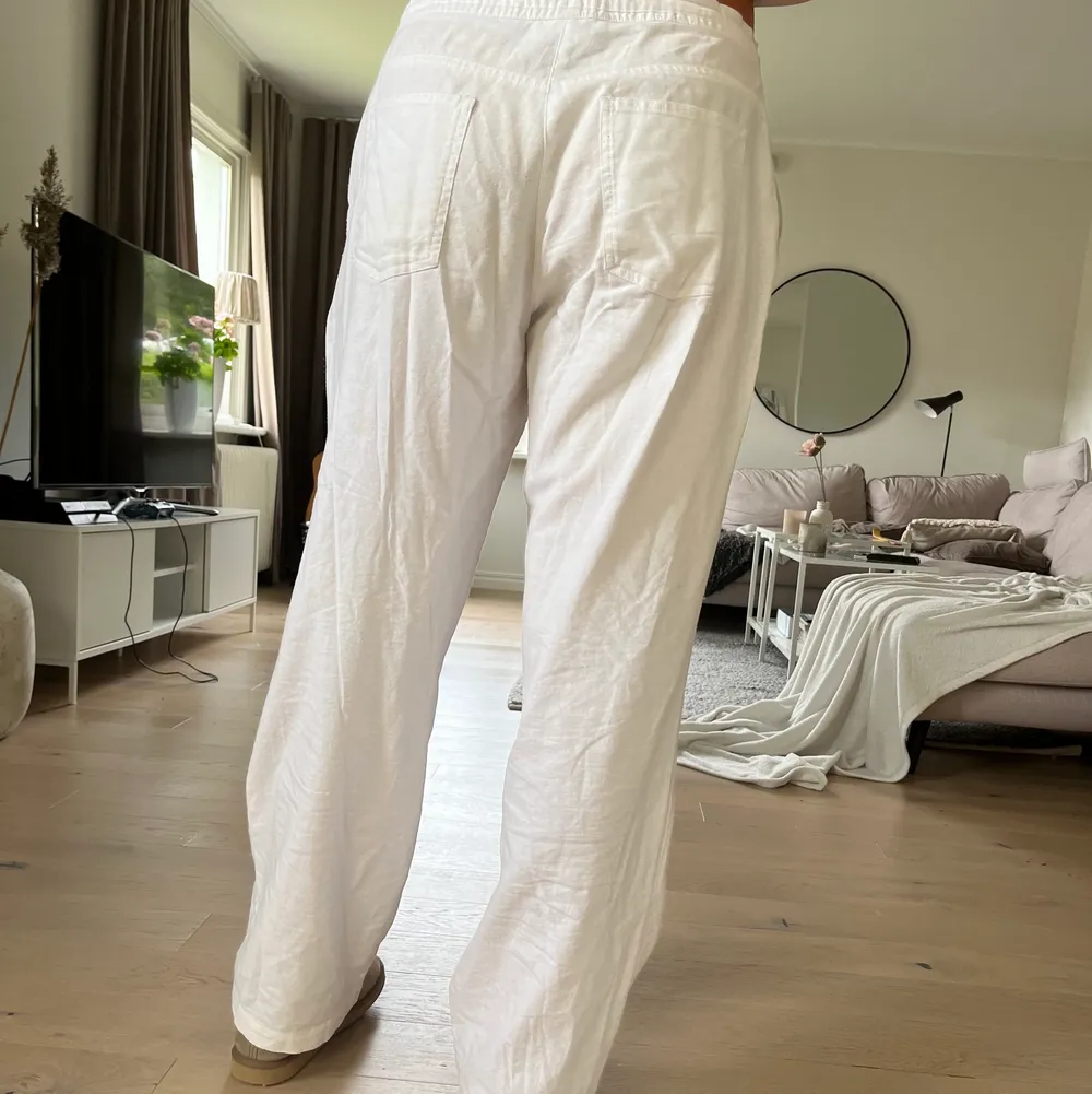 Vita linnebyxor, från bonprix, slutsålda på nätet, storlek 38, priset börjar på 200+frakt, men ni kan buda i kommentarerna💕. Jeans & Byxor.