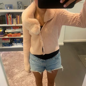 Fin kofta från Zara - Fin rosa kofta från Zara med löstagbar krage i fuskpäls. Storlek M, fint skick.
