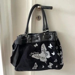 Juicy Couture väska - Säljer min urgulliga väska från Juicy Couture i svart sammet med läderdetaljer och pärlbrodyr. Perfekt storlek som man kan få ned typ necessär, tröja osv i. Knappt använd! Kan mötas upp i Stockholm eller skicka via PostNord 🖤