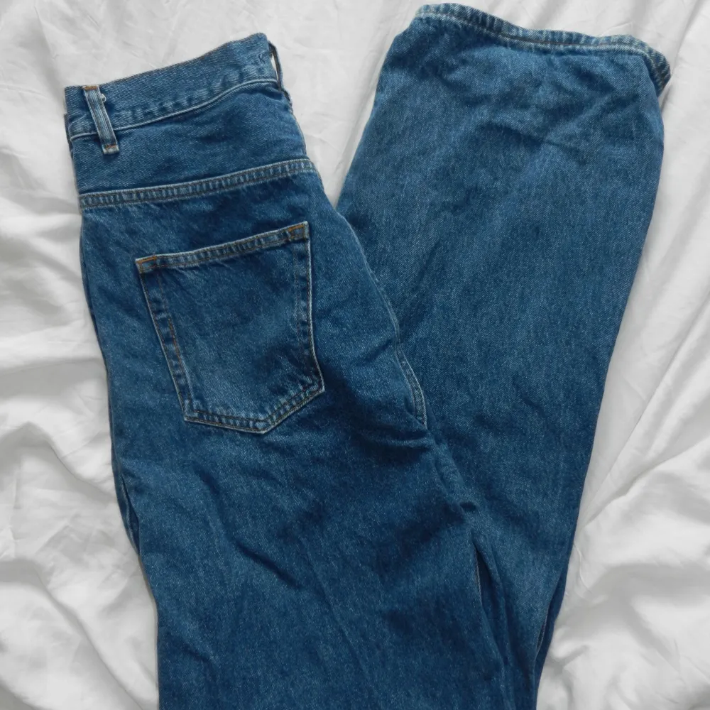 Blåa jeans köpta på junkyard men aldrig använt! De är långa på mig som är 173. De heter big bad baggy jeans och är köpta för 500 kronor. Skriv för frågor eller fler bilder🦕. Jeans & Byxor.