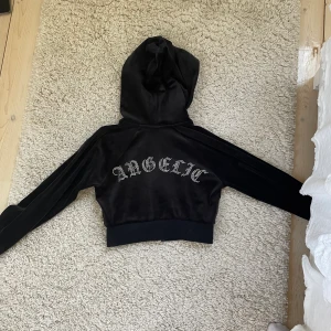 Tröja  - Säljer denna då den aldrig kommit till användning 