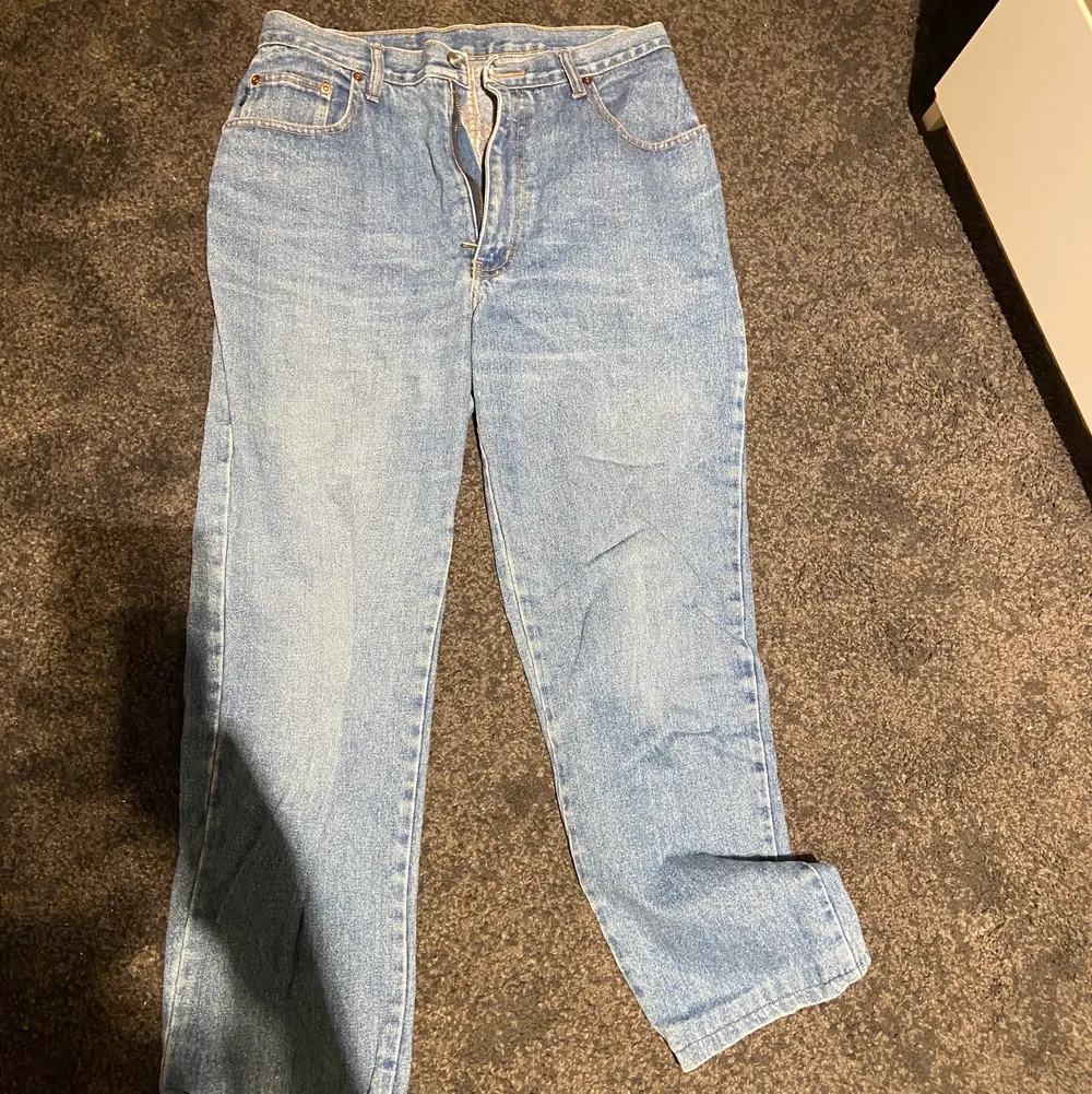 jeans som jag växt ur. rak modell och frakt tillkommer så bara att skriva privat om du har några frågor 😁. Jeans & Byxor.