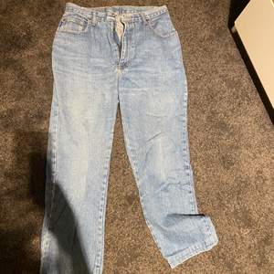 jeans som jag växt ur. rak modell och frakt tillkommer så bara att skriva privat om du har några frågor 😁