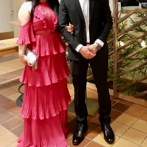 Passar till 38 och 40 - Säljer min fina klänning som endast är använd 5h (Max). Klänningen är wow från topp till tå priset är 1400kr men kan tänka mig att gå ner i pris.