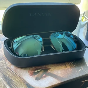 Lanvin solglasögon  - Lanvin solglasögonen  Använda 2 gånger så helt nya  