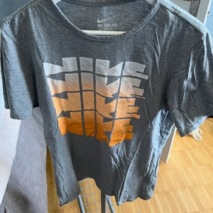 Nike - Grå nine tröja storlek m. Skönt bomullstyg. 