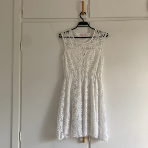 Klänning  - Har använt en gång på student 