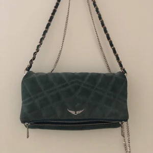 Grön mocka Zadig väska - Så fin grön Zadig väska med diskreta detaljer! 