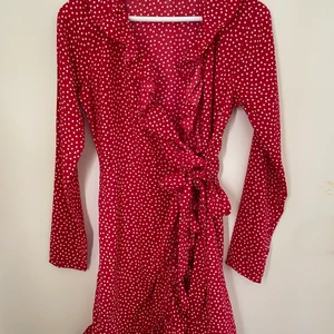 NA-KD omlott klänning  - Omlottklännings från NA-KD i storlek XS