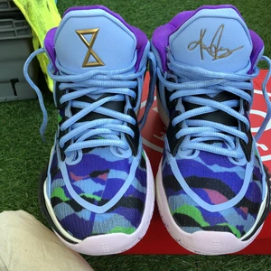 Basketskor, Kyrie 8s - Helt nya oanvända Kyrie 8s med extremt bra grepp och stabilitet som tyvärr är för små på mig. Sulan har även en Zoom Strobe som får en att hoppa jätte högt. Pris kan diskuteras.