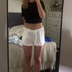 Supergulliga linneshorts som inte kommit till användning💞 Andra bilden är lånad men samma shorts💞köparen står för frakten💞