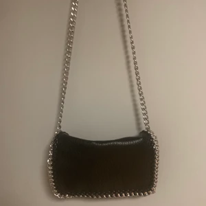 Tiamo väska  - En tiamo väska som köptes för ett tag sedan men har tyvärr ingen användning av den längre. Det köptes för 500kr och är i bra skick har endast en liten effekt på kedjan men syns ej när man har på dig den. 