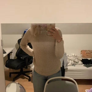 Stickad tröja - Säljer denna beiga stickade tröjan från Gina Tricot pga för liten