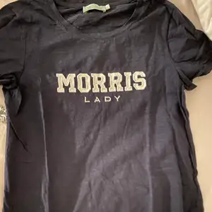 En mörkblå Morris lady T-shirt. Endast använd 1 gång och är i bra skick. 