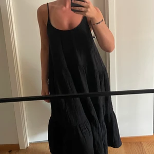Sommarklänning - En superfin enkel klänning från GinaTricot, helt oanvänd med prislapp kvar! Slutsåld på många ställen. Strl S. Säljes då den inte kommer till användning. Nypris 400kr 🫶