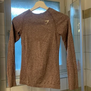 Gymshark long sleeve shirt  - En långärmad träningströja från vital seamless kollektionen från gymshark i storlek S. Använd någon enstaka gång. Färgen är lite svår att fånga på bild men skulle säga att den är washed purple typ.