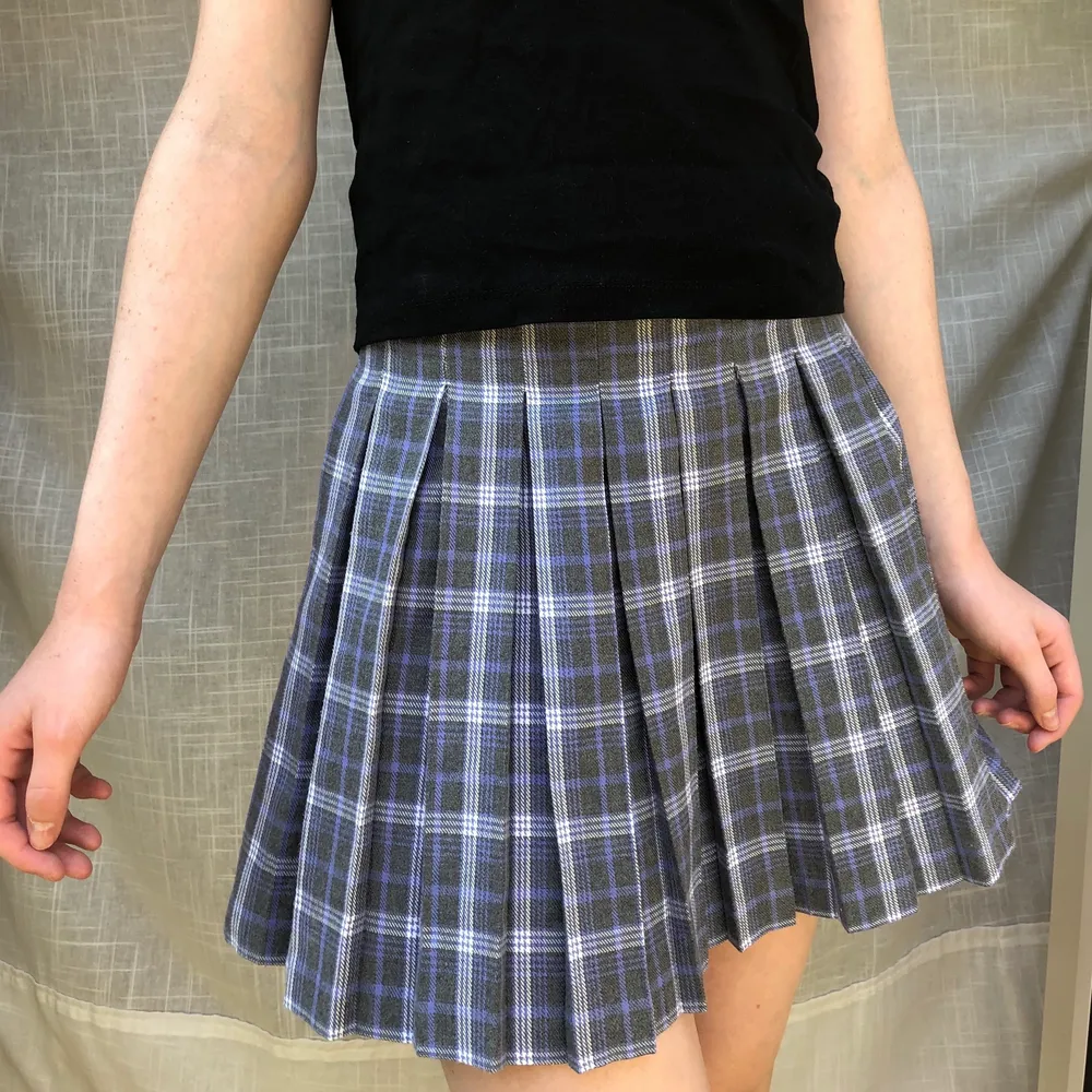Superfin lilarutig kjol från Pull&Bear!!💜 Ej använt mycket, så bra skick. Köpt för ca 250kr. Säljer då den blivit för liten💜 Hon på bilden är 165 o bär vanligen XS!!. Kjolar.