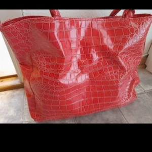 Väskq - Häftig väska rymlig med plats :)  