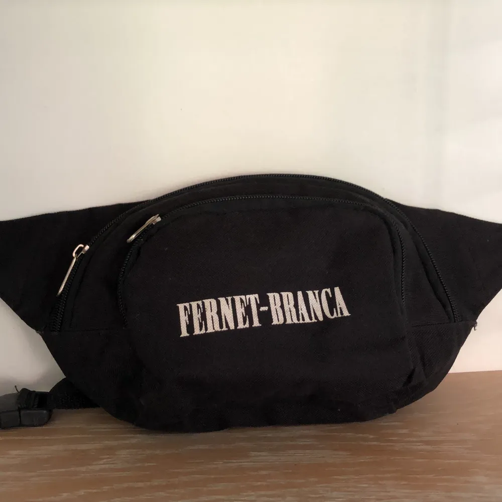 Fernet- branca magväska, använd en säsong men otroligt bra skick! . Accessoarer.