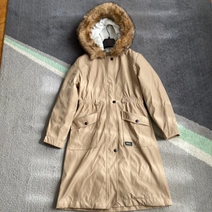 Helt ny jacka  - Jag svär på gud den är helt ny och är jätte skön att ha på sig tro mig om armarna skulle passa skulle jag inte sälja den men armarna var lite korta för mig därför vill jag sälja den. Färgen är mellan ljus brun kaiki. Frakten står man själv. för. 