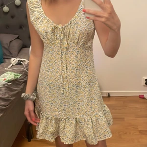 Söt blommig kläning i strl xs - Lite stor för mig, klänningen e aldrig använd. Finns en dragkedja på ena sidan, man kan justera storleken vid brösten