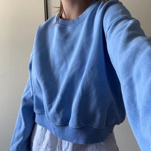 Blå sweatshirt  - Köparen står för frakten. Priset kan sänkas vid snabbt köp. Hör av dig vid frågor🤗