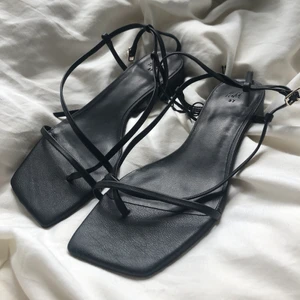 Sandaletter 🫶 - Ett par väldigt låga klackar/sandaletter från HM i storlek 37. Helt oanvända! Frakt tillkommer 🦋💙