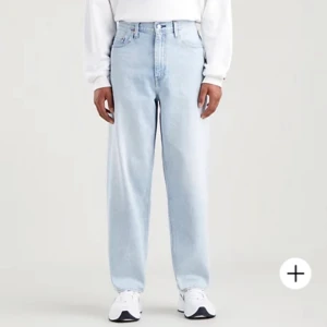 Levi’s Stay Loose Taper Jeans (NYSKICK) - Levi’s Stay Loose Taper Jeans i NYSKICK. Med lappar kvar. 30W x 32L. Stor i storleken. (Midjemått: 41cm och Innerbenslängd: 76cm)