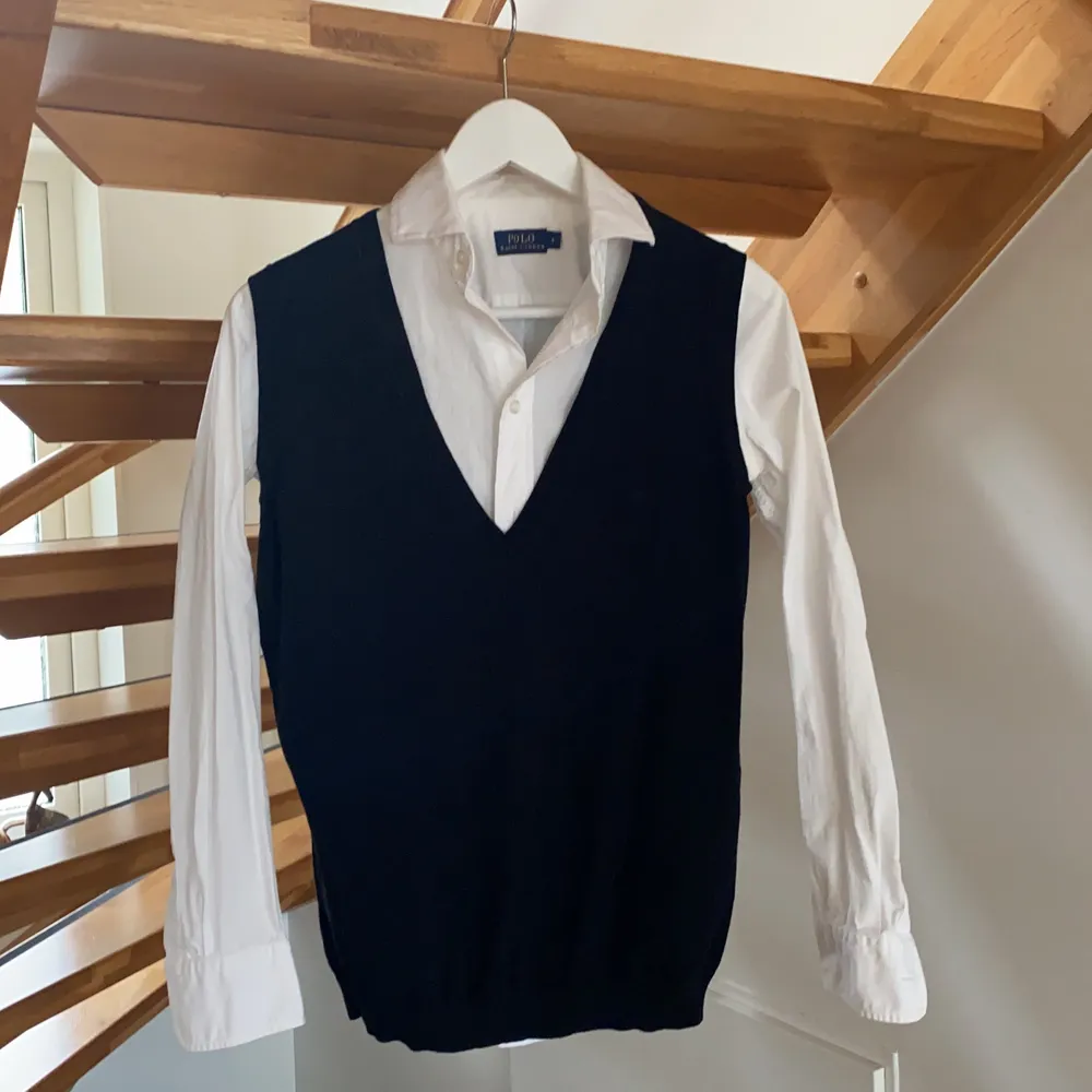 Ralph Lauren skjorta med Espririt väst. Säljs tillsammans för 200 kr. Väst i storlek 38. Skjorta i storlek 36. . Skjortor.