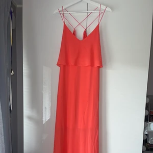 Lång orange klänning  - En klänning jag köpte för några år sedan som aldrig kommit till användning, super fin till sommaren och perfekt att dra över en kavaj eller tjocktröja! 