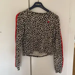 Leopard tröja i storlek 170 men passar XS och S om man vill ha den lite tajtare. Kontakta mig vid köp💕