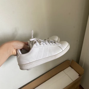 Adidas skor - Älskar dom. Försökte använda dom några gånger men dom är för små för mig. Vill ha dom men dom passar inte haha, hoppas någon som verkligen vill ha dom tar dom🙏🏼💔