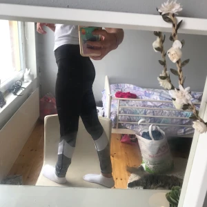 Träningsbyxor barn - Dessa träningsbyxor är väl använd men den ser inte alls ut som att den är väl använd 😙😙😙