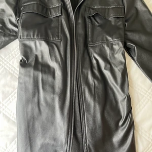 Skinnjacka/skinnklänning - Du kan ha både som jacka eller klänning.  Väldigt fin på och enkelt.   Bra i skick. 