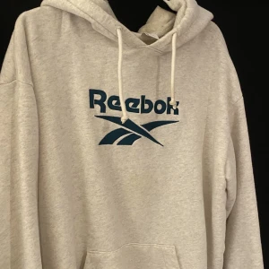 Reebok Hoodie - Storlek S, men passar även närmare M. Knappt använd så i fint skick. Hör av er vid frågor🙂