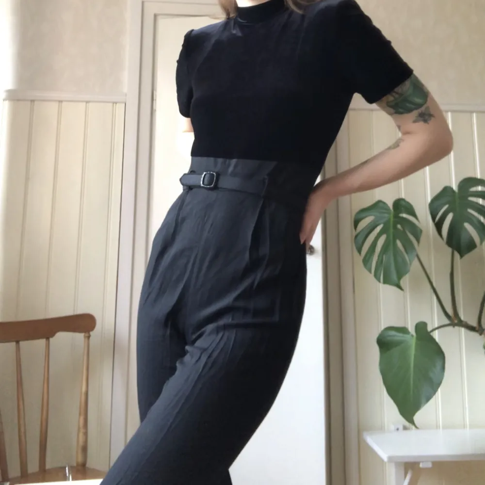 The top is in smooth velvet and the pants are in linen with a belt tying the look together. Selling it because I’m to tall for it. I am 182 cm tall and weigh 64 kg. . Klänningar.