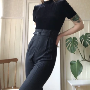 Classy vintage pantsuit  - The top is in smooth velvet and the pants are in linen with a belt tying the look together. Selling it because I’m to tall for it. I am 182 cm tall and weigh 64 kg. 