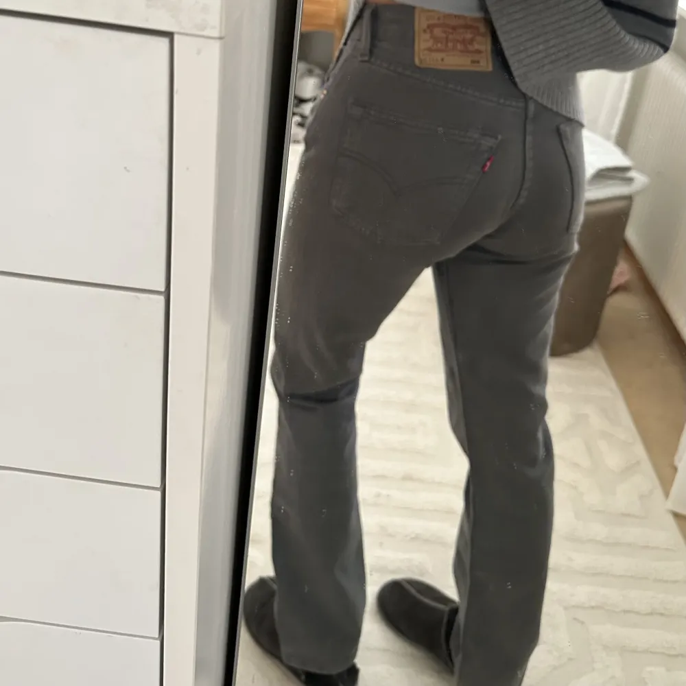 Gråa straight leg Levis 501 or i storlek W27L32 <3 går att ha midwaist eller dra ner dom om man vill ha dom mer lågmidjat. Köpta för 900🫶. Jeans & Byxor.